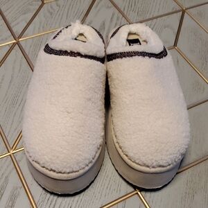 ID Required Cozy White Fleece Slippers. Size 10 M.